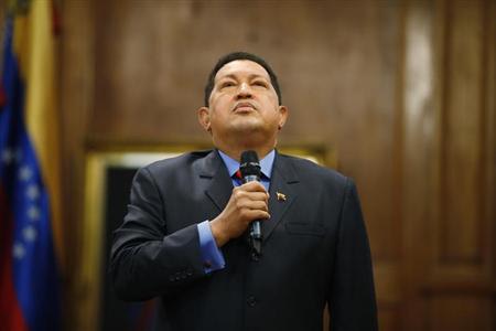 Hugo Chavez lors d’une conférence de presse après sa réélection en octobre, à Caracas. Après un combat de deux ans contre un cancer, le président vénézuélien Hugo Chavez est mort mardi. /Photo prise le 9 octobre 2012/REUTERS/Jorge Silva