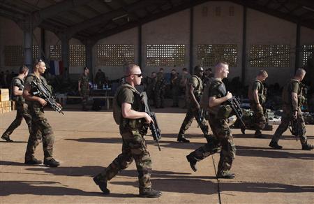 French soldiers walk past a hangar they are staying at the Malian army air base in Bamako January 14, 2013. REUTERS/Joe Penney (MALI - Tags: CONFLICT MILITARY POLITICS)