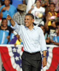 El presidente Barack Obama apunta a la multitud durante un evento de campaña en la escuela secundaria McArthur en Hollywood, Florida, el domingo 4 de noviembre de 2012. (AP foto/Terry Renna)