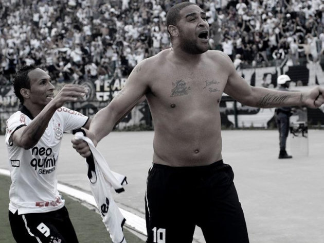Adriano comemora o gol que garantiu o triunfo e o posto de líder do Brasileiro ao Corinthians. (Crédito: divulgação)
