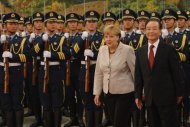Il s'agit de la deuxième visite en Chine de Mme Merkel en 2012. Selon des analystes, Pékin considère que l'Allemagne a un rôle de plus en plus décisif à jouer dans la crise de la zone euro. Berlin s'impose donc comme l'interlocuteur incontournable pour en discuter