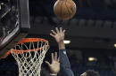 Mike Conley, de los Grizzlies de Memphis, dispara frente a Jason Thompson, de los Kings de Sacramento, en el encuentro del miércoles 29 de enero de 2014 (AP Foto/Rich Pedroncelli)