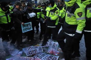 Etelä-Korean poliisi konservatiivinen aktivistien aikana ...