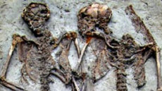 Xác chết cầm tay nhau suốt 1.500 năm