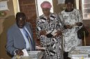 El presidente de Zimbabue, Robert Mugabe (i), ejerce su derecho al voto junto a su familia en las elecciones presidenciales hoy, en la ciudad de Harare (Zimbabue). EFEUn grupo de residentes de Hopley Farm hacen cola para ejercer su derecho al voto en las elecciones presidenciales hoy, en la ciudad de Harare (Zimbabue). EFEUn grupo de residentes del distrito de Mbare hacen cola para ejercer su derecho al voto en las elecciones presidenciales, en la ciudad de Harare (Zimbabue). EFE
