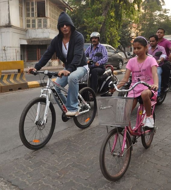 Shahrukh Khan Bersepeda dengan Anaknya