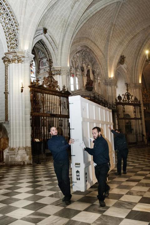 Unos operarios transportan &#39;El Expolio&#39; del Greco a su llegada a la Catedral Primada de Toledo tras ser restaurada en el Museo del Prado. EFE