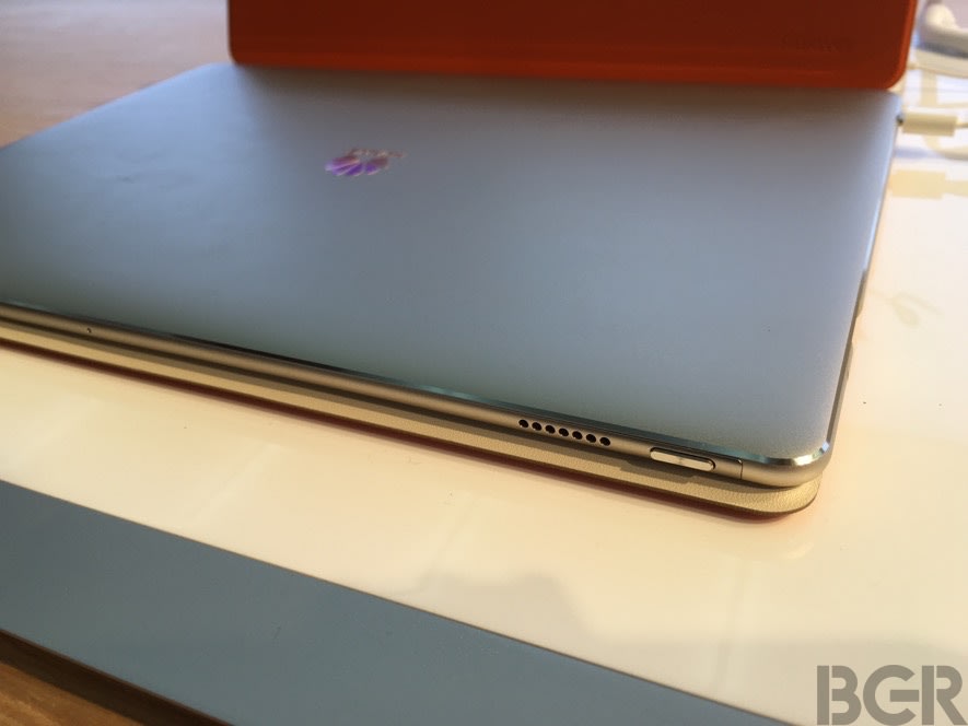 mwc-2016-huawei-matebook-hands-on-16