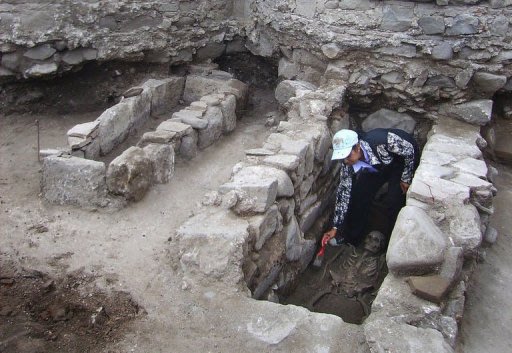 Una arqueóloga limpia un esqueleto en una excavación en Sozopol, en Bulgaria, el viernes 1 de junio. Dos esqueletos de la Edad Media atravesados por trozos de hierro para que no se transformaran en vampiros fueron descubiertos recientemente en Sozopol, en el Mar Negro, anunció el martes a la AFP el director del Instituto Histórico Nacional, Bojidar Dimitrov. (AFP | Stringer)