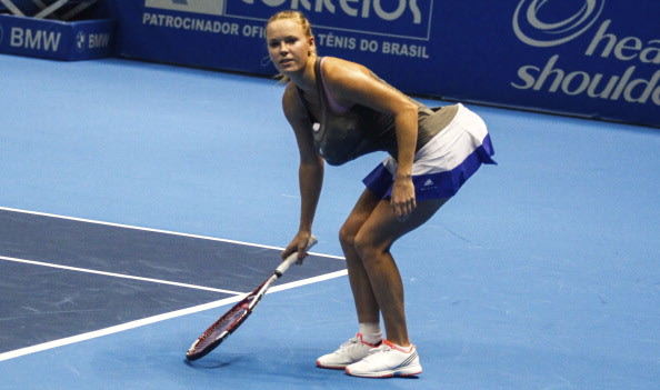 Caroline Wozniacki imitando Serena Williams durante a partida contra Maria Sharapova, em São Paulo. (Foto: Getty Images)
