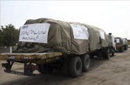 Camiones con ayuda humanitaria se dirigen a las zonas afectadas por el seísmo hoy, viernes 27 de septiembre, en Karachi (Pakistán). EFE