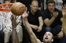 Manu Ginobili (20) trata de bloquear un disparo de LeBron James en el cuarto partido de la final de la NBA entre los Spurs y el Heat el 13 de junio del 2013 en San Antonio. (AP Photo/David J. Phillip)