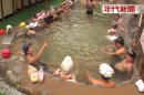 冷氣團發威探13度! 北投湧泡湯人潮