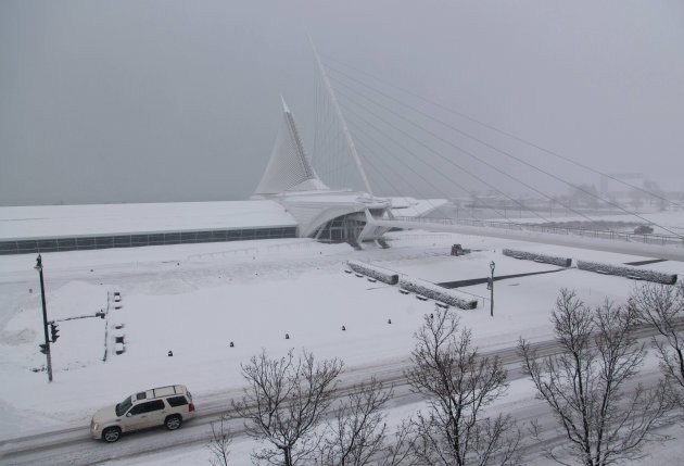 The Milwaukee Art Museum is covered in a thick layer of snow, as a winter storm moves across the midwest, in Milwaukee, Wisconsin December, 22, 2013. REUTERS/Darren Hauck (UNITED STATES - Tags: ENVIRONMENT SOCIETY)