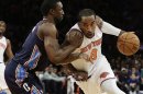 J.R. Smith (8), de los Knicks, trata de superar la marca de Ben Gordon, de los Bobcats, el 29 de marzo del 2013 en Nueva York. Smith fue elegido el Mejor Suplente de la NBA. (AP Photo/Frank Franklin II, File)