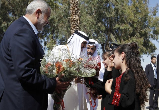 بالصور: أمير قطر يكسر الحصار في زيارة تاريخيّة إلى قطاع غزة؟؟؟؟؟؟ 000-Nic6145949-jpg_123854