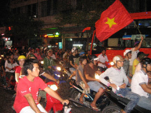 Người Sài Gòn xuống đường mừng chiến thắng của U23 Việt Nam Ng__i_S_i_G_n_xu_ng____ng-b5a507ee86f3aac02b456041bec77e36