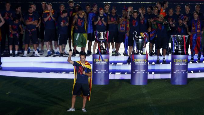 Barcelona&#39;s captain Xavi waves to supporters during celebration parade in Barcelona