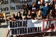 En la imagen, una manifestación reciente de antitaurinos en las cercanías de la plaza de toros de Vista Alegre. EFE