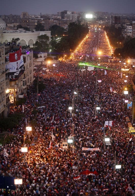 صور المتظاهرون امام قصر الاتحاديه مقر الحكم في مصر 000-Nic6229224-jpg_222052