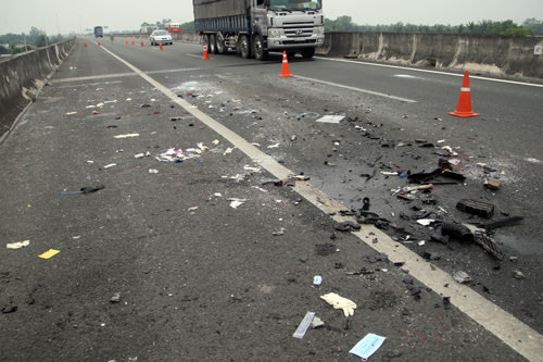 Xe cứu thương đâm ôtô tải trên cao tốc Trung Lương, 3 người chết Cao-toc-4-8034-1387509829-20131220-040614-517
