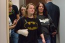 Familiares de las víctimas del tiroteo durante el estreno de "Dark Night Rises" el pasado 20 de julio asisten con camisetas de Batman a la comparecencia del presunto tirador James Holmes, en la Corte del Distrito de Arapahoe, en Centennial, Colorado. EFE