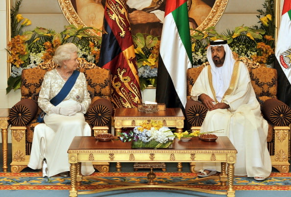 الشيخ خليفة بن زايد آل نهيان خلال لقاء مع الملكة إليزابث الثانية ملكة بريطانيا في أبو ظبي، حظت هذه الصورة باهتمام الصحافة البريطانية