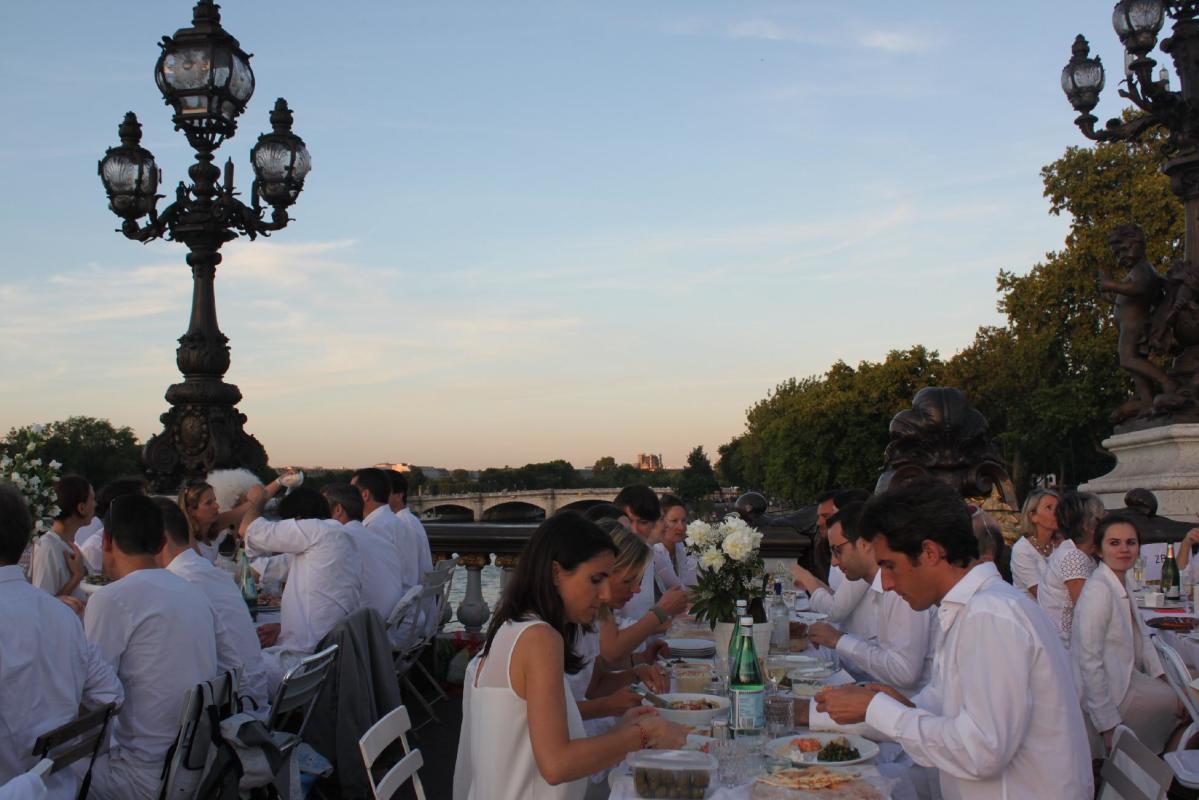 Diner en Blanc sends 13,000 picnickers onto bridges of Paris