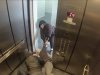 Στραγγαλισμός σε ζωντανή μετάδοση μέσα στο ασανσέρ [βίντεο]
