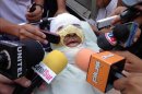 Imagen del pasado 29 de octubre que muestra al periodista boliviano Fernando Vidal, haciendo declaraciones a los medios en Yacuiba (Bolivia) donde fue quemado por desconocidos cuando conducía un programa radial. EFE