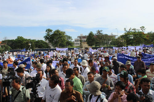 Hàng vạn người biểu tình phản đối cáo buộc trắng trợn về VN ở nhà tù Tuol Sleng Campuchia15-20130609-044025-065