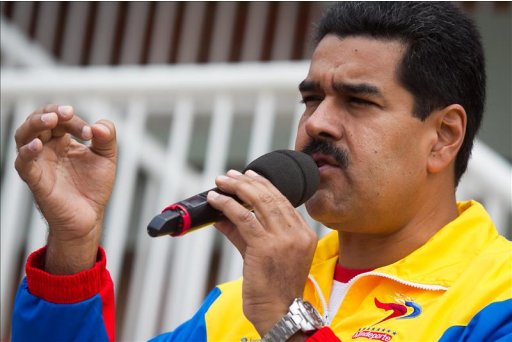 El presidente de Venezuela Nicolás Maduro (c) habla durante un acto de entrega de viviendas a gente damnificada el pasado 25 de abril, en un barrio de Caracas (Venezuela). EFE