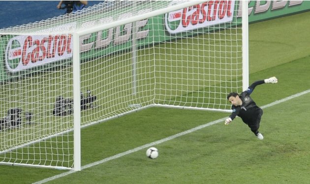 French Goalkeeper Hugo Lloris Dives AFP/Getty Images