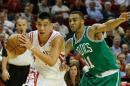 El base de los Houston Rockets Jeremy Lin (#7) avanza con el balón presionado por Courtney Lee (#11), de los Boston Celtics en duelo de la liga NBA, en el Toyota Center el 19 de noviembre de 2013 en Houston, Texas.