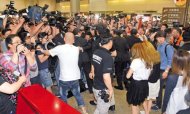 　↑韓團少女時代2011年訪台，接機粉絲爭睹搶握手與保鑣發生推擠，場面混亂。（資料照片）