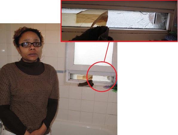 Athis-Mons (Essonne), vendredi. Le 9 septembre, une balle perdue a traversé cette fenêtre chez Gaëlle. Elle attend toujours les travaux et espère être relogée