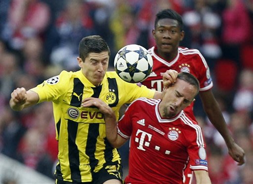 Bayern's Franck Ribery of France, centre right, vies for the ball with Dortmund's Robert Lewandowski of Poland, during the Champions League Final soccer match between  Borussia Dortmund and Bayern Mun