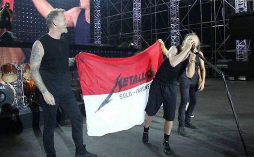 Metallica Kibarkan Bendera Merah Putih Bertuliskan Metallica Solo-Indonesia