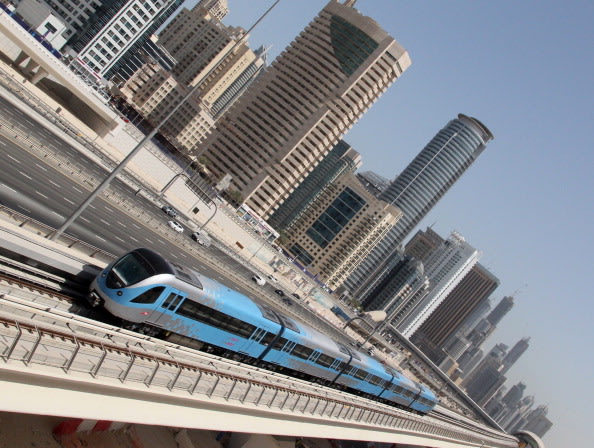 مترو دبي ينافس بصعوبة في مدينة تعشق السيارات الفارهة، لكنه يظل أحد خيارات التحرك.