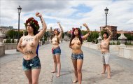 Grupo de mujeres del movimiento FEMEN en España en un acto reivindicativo. Foto: Diana JQ. Solo uso editorialFoto de Lara Alcaraz que pertenece al movimiento FEMEN español.TÚNEZ (TÚNEZ) 29/05/2013.- Activistas del movimiento fminista internacional Femen protestan frente al Ministerio de Justicia en Túnez (Túnez). . EFE/ Str