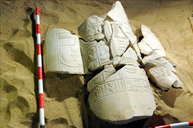 Fotografía sin fechar facilitada por el Ministerio de Antigüedades de Egipto que muestra restos de columnas y un mausoleo sobre los que se observan inscripciones jeroglíficas, hallados en la zona de A