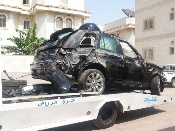 السعوديون يتداولون صورة سيارة الوليد بعد الحادث A0BhSljCcAAzS4Z-jpg-large---Copy-jpg_192953