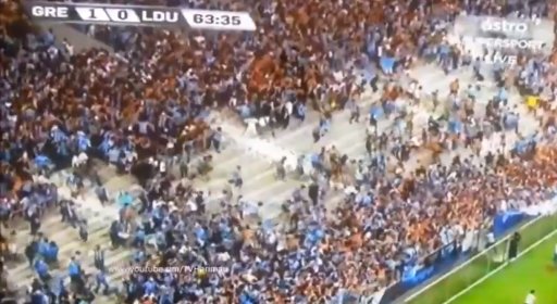 شاهد: هدف يحول مباراة إلى مأساة و كيف سقطت مئات الجماهير إلى أرضية المعلب Liga-h-jpg_111229