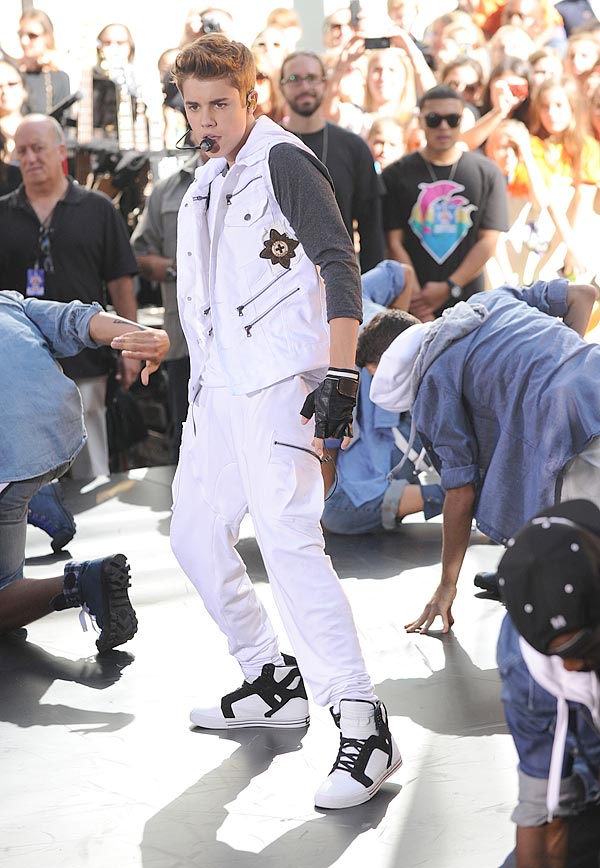 Justin Bieber Performing At 2012 Teen Choice Awards