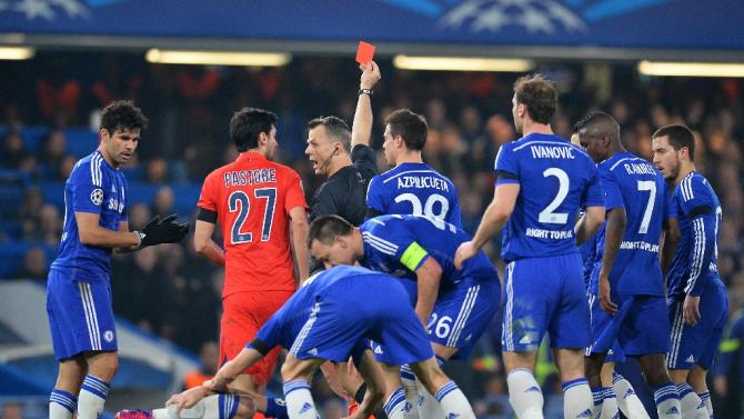 Chelsea players surround referee Bjorn Kuipers as he sends off Paris Saint-Germain's Zlatan Ibrahimovic