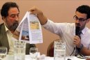 En la imagen, el abogado paraguayo de la Plataforma de Estudio e Investigación de Conflictos Campesinos (PEICC), Domingo Laíno (i) junto al letrado español Aitor Martínez (d), que asesora al equipo jurídico de la PEICC, que pidió la recusación del fiscal de la causa, Jalil Rachid. EFE/Archivo