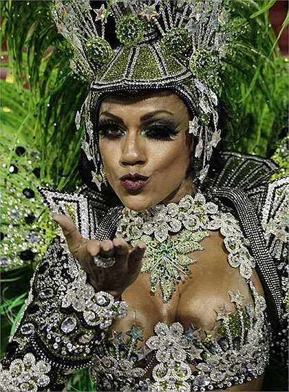 Vũ nữ samba nóng bỏng trong lễ hội Carnival Brazil