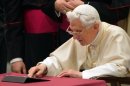 Le pape Benoît XVI écrit son premier tweet dans lequel il bénit tous les utilisateurs de Twitter, le 12 décembre 2012 au Vatican