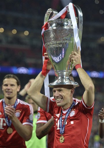 Bayern Munich's Arjen Robben of the Netherlands lifts the trophy after his team won the Champions League Final soccer match against Borussia Dortmund at Wembley Stadium in London, Saturday May 25, 201