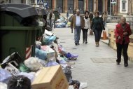 Una mujer camina en bicicleta por una de las calles de la localidad gaditana de Jerez de la Frontera, donde se acumulan más de tres mil toneladas de basuras debido a la huelga de los trabajadores del servicio de limpieza. EFEVarias personas caminan por las calles de la localidad gaditana de Jerez de la Frontera, donde se acumulan ya más de tres mil toneladas de basuras debido a la huelga de los trabajadores del servicio de limpieza. EFE